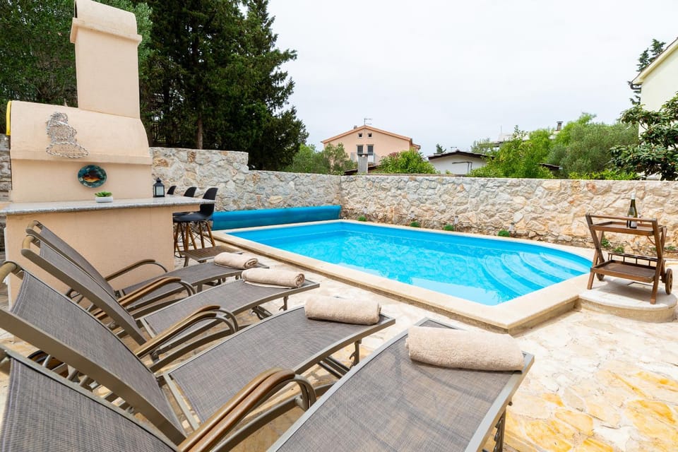 Day, Pool view, Swimming pool, sunbed