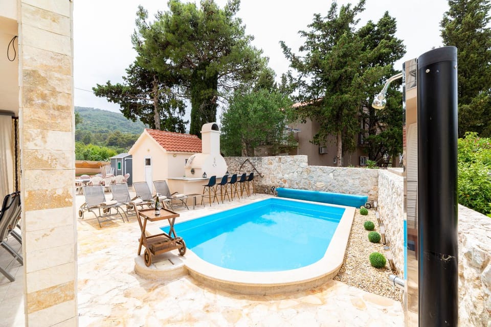 Patio, Day, Lounge or bar, Pool view, Swimming pool, sunbed