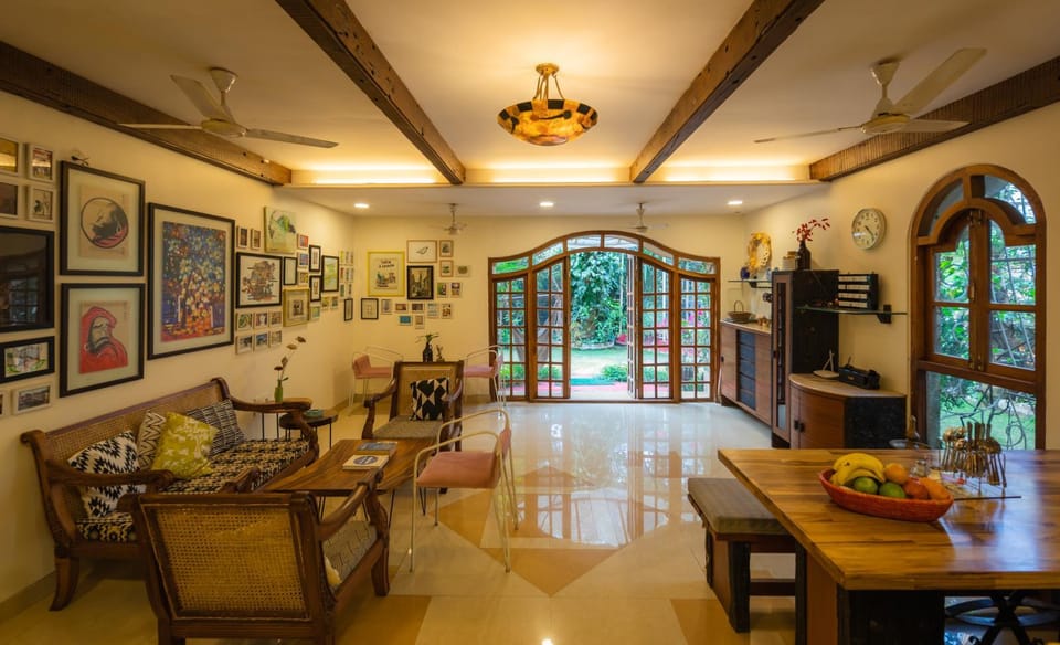 Garden, Living room, Seating area, Dining area, fireplace
