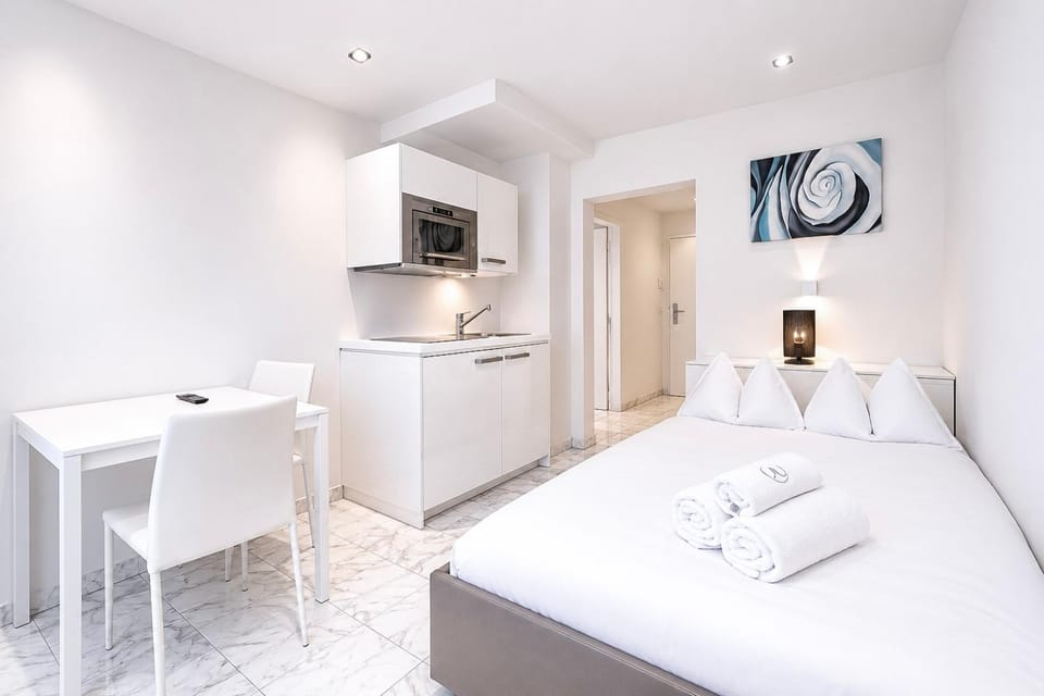 Bed, Photo of the whole room, Dining area, Bedroom, kitchen