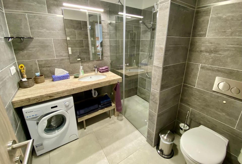 Shower, Toilet, Bathroom, towels, washing machine