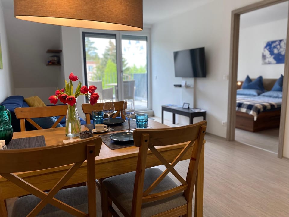 Bed, TV and multimedia, Living room, Photo of the whole room, Seating area, Dining area, Bedroom