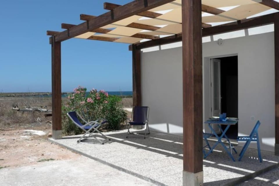 Il Cubo, monovano col mare su tre fronti. House in Sicily
