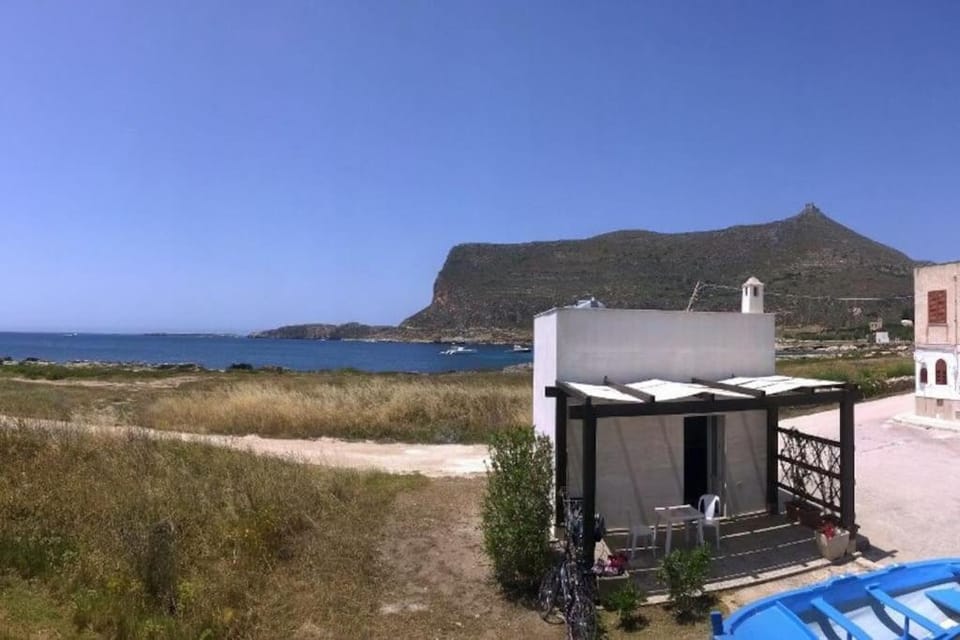 Il Cubo, monovano col mare su tre fronti. House in Sicily