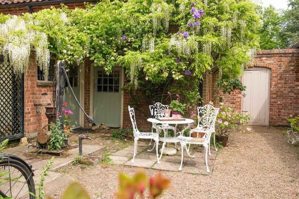 Cissys Cottage in a Nature Reserve, 7 minutes from Aldeburgh seafront House in Suffolk Coastal District