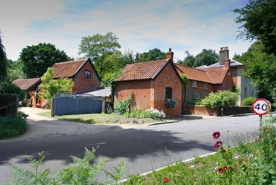 Cissys Cottage in a Nature Reserve, 7 minutes from Aldeburgh seafront House in Suffolk Coastal District