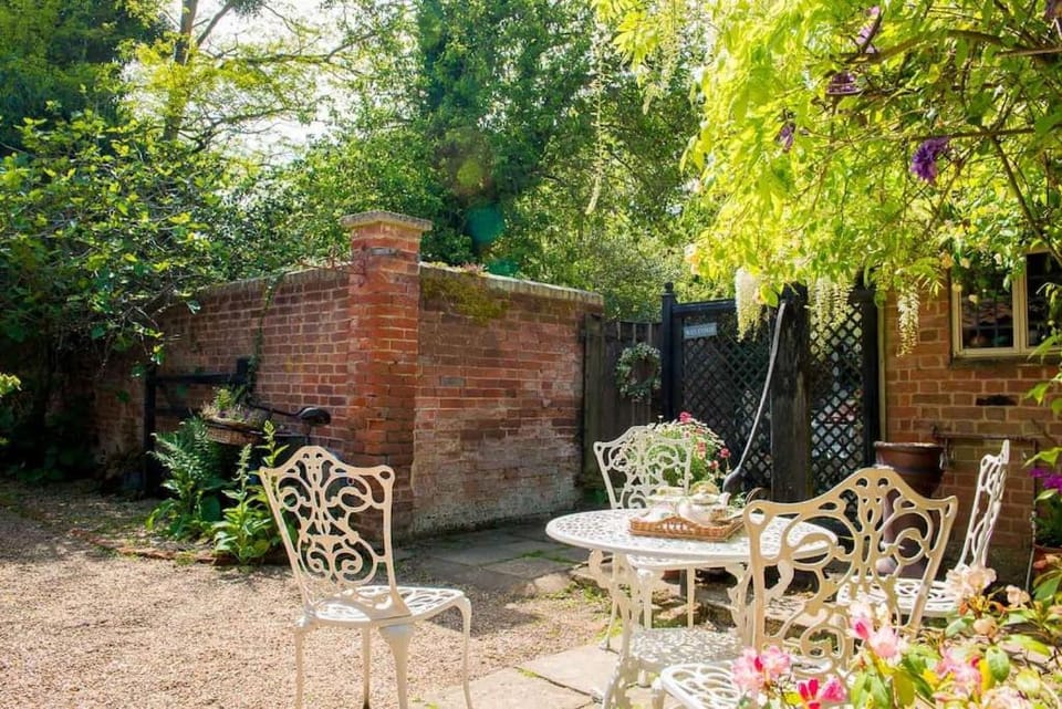 Cissys Cottage in a Nature Reserve, 7 minutes from Aldeburgh seafront House in Suffolk Coastal District