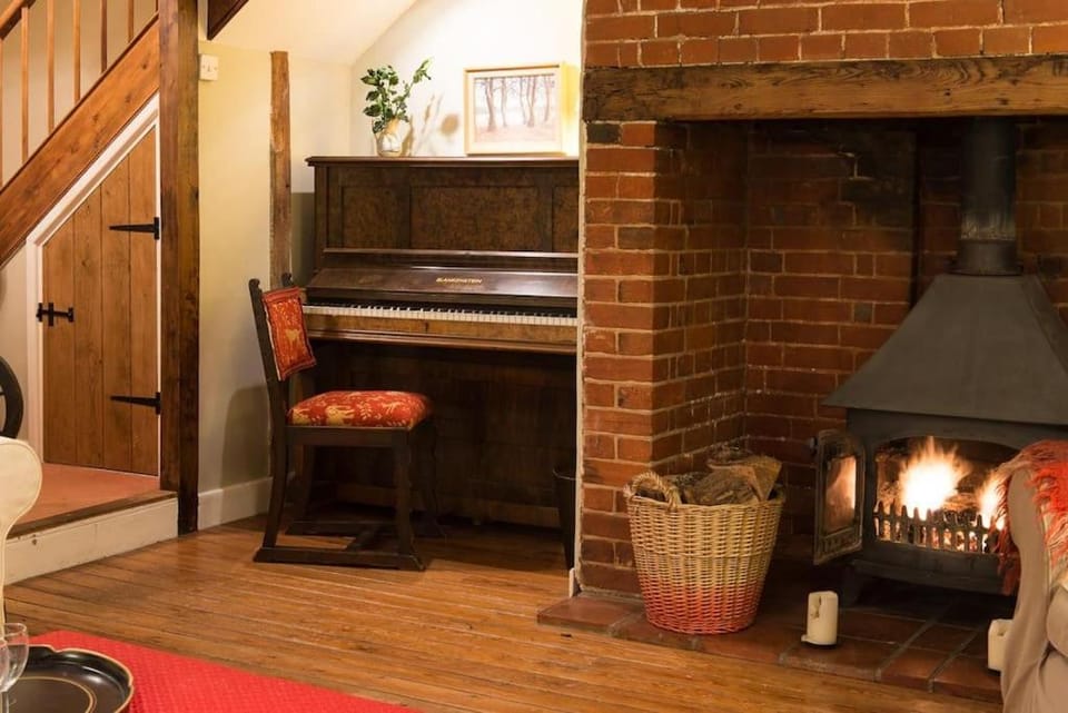 Wren Cottage, a very cosy historic Coastal Cottage in a pretty little village House in Mid Suffolk District