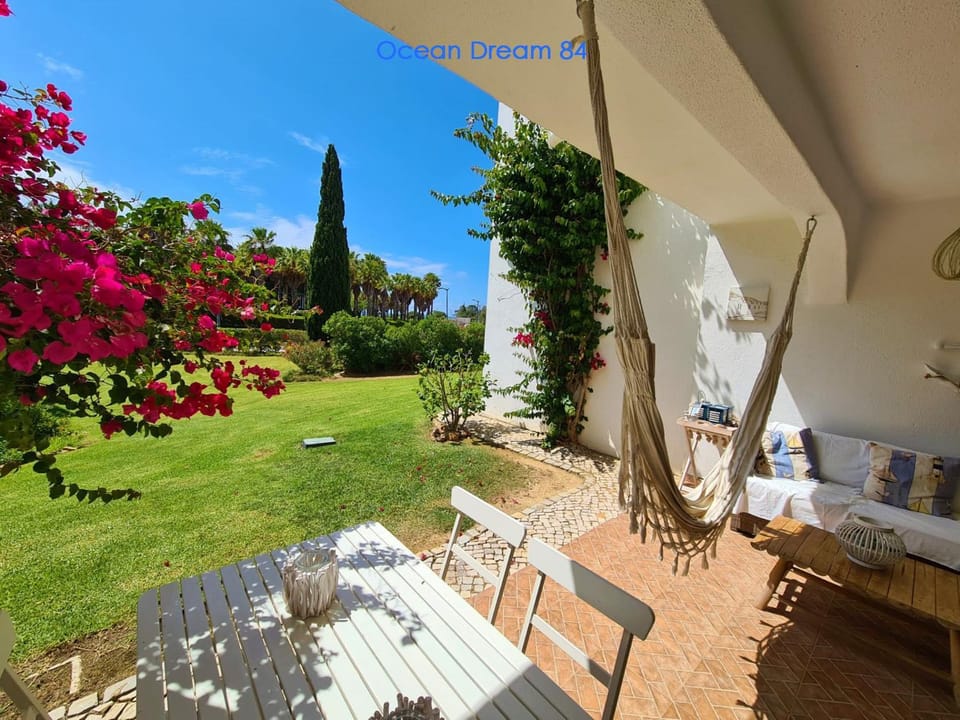 Property building, Off site, Day, Garden, Balcony/Terrace, Balcony/Terrace, On site, Garden view