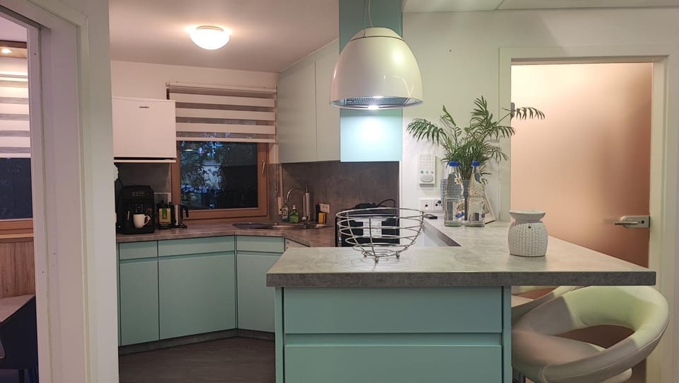 Coffee/tea facilities, dishwasher, kitchen