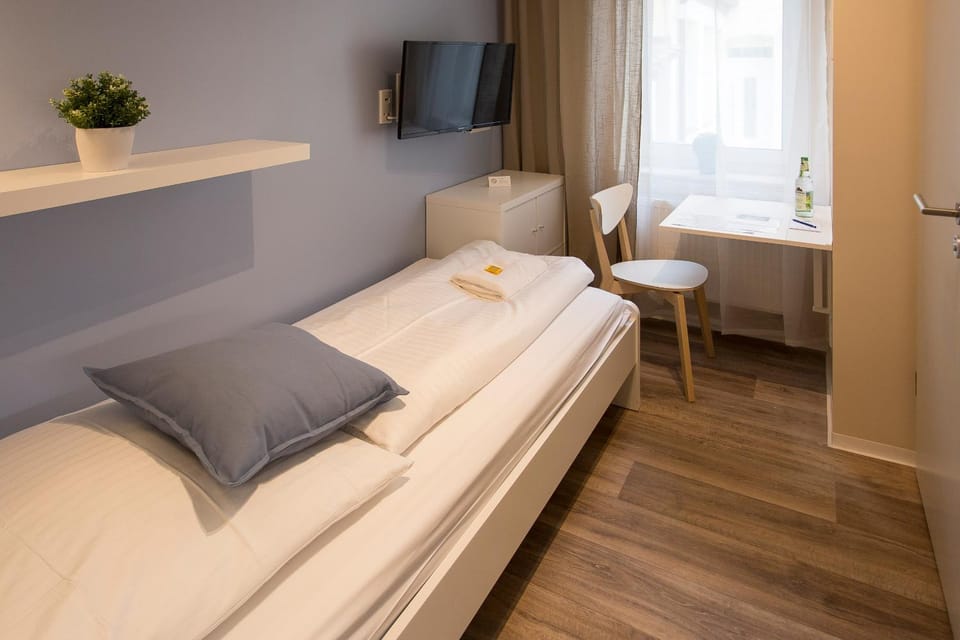 Bed, TV and multimedia, Photo of the whole room