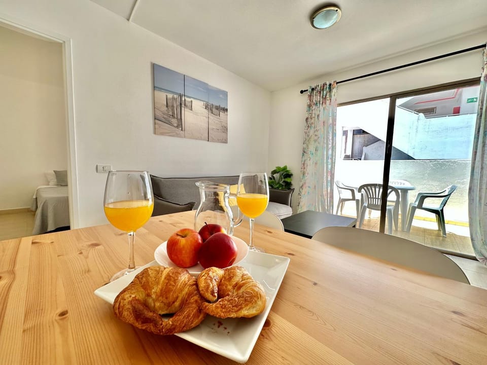 Balcony/Terrace, Living room, Food and drinks, Dining area