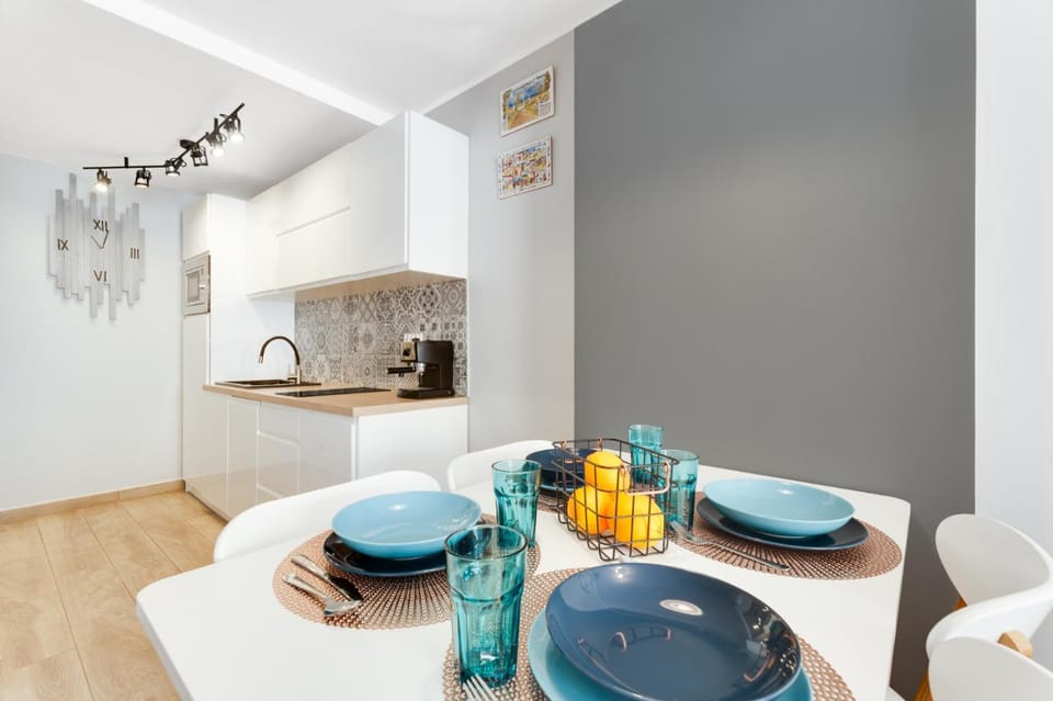 Kitchen or kitchenette, Dining area