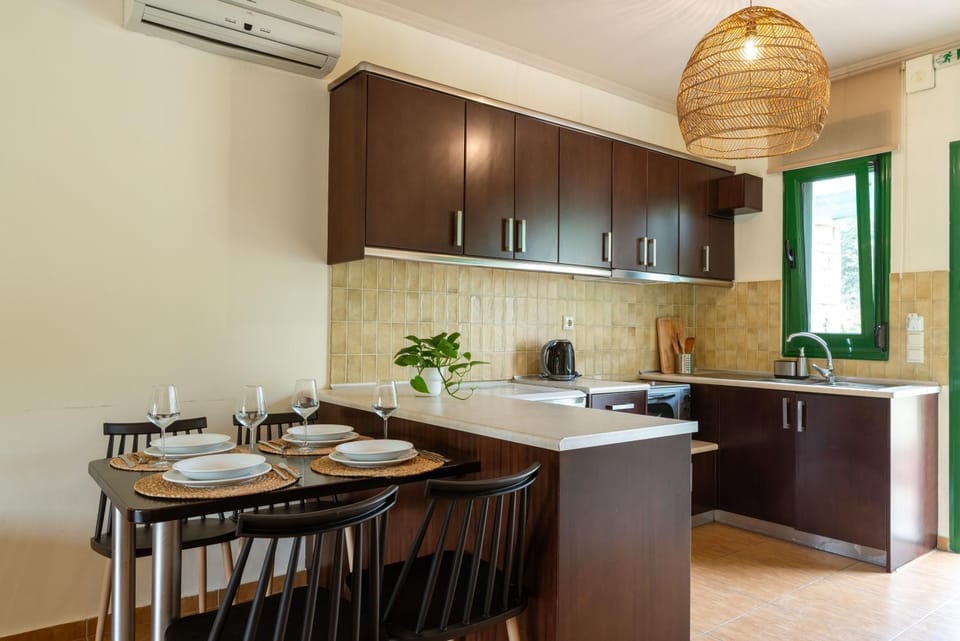 Dining area, kitchen