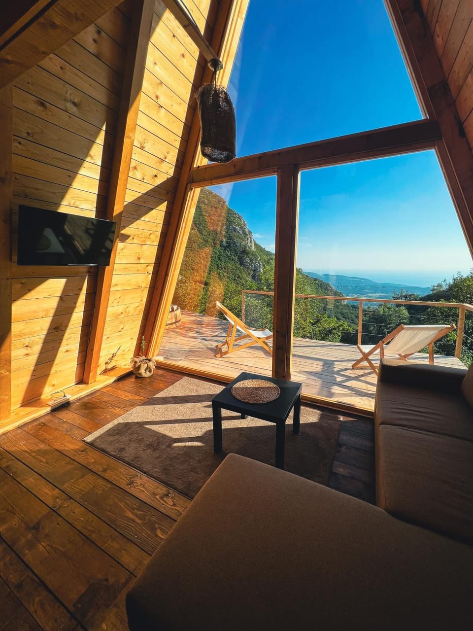 View (from property/room), Balcony/Terrace, Living room, Seating area, Dining area, Mountain view