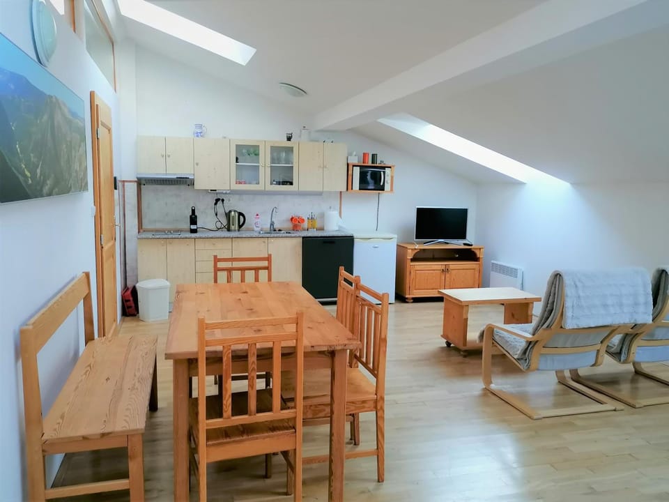 Kitchen or kitchenette, Living room, Seating area, Dining area