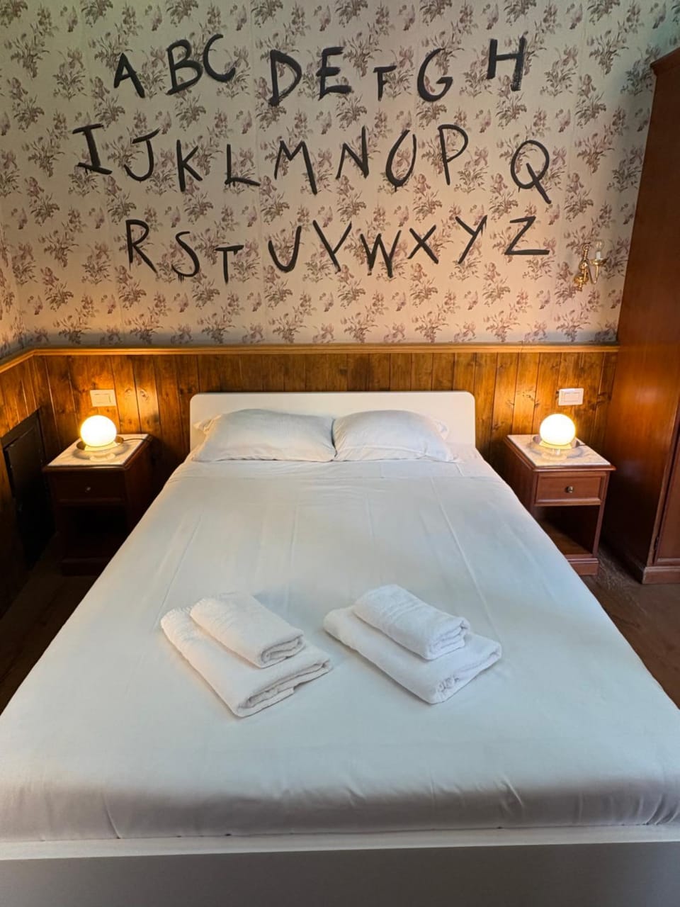 Bed, Bedroom, towels