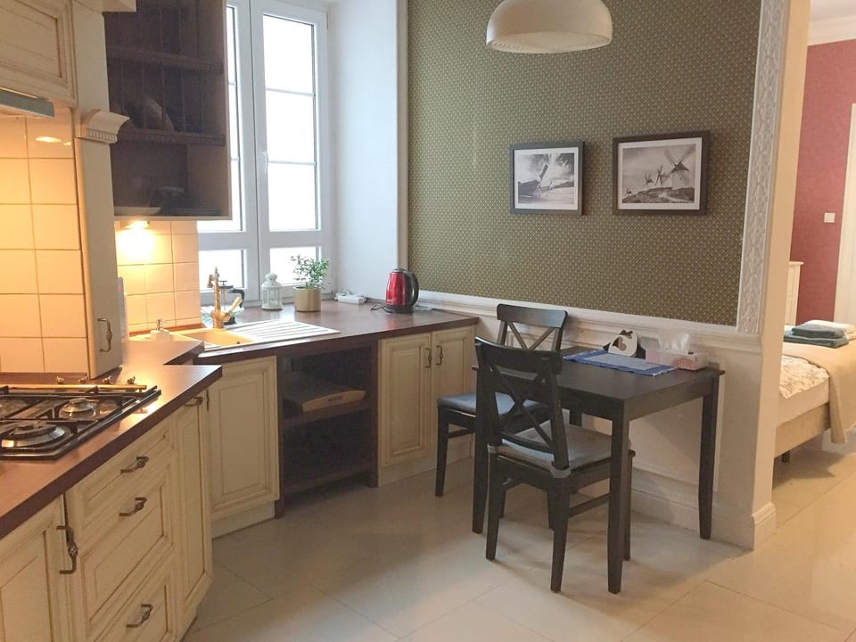 Kitchen or kitchenette, Dining area, stove