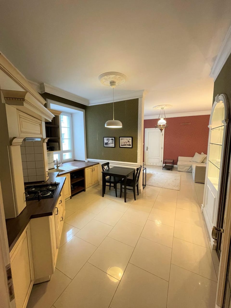 Kitchen or kitchenette, Dining area