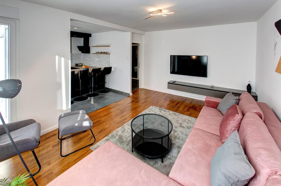 Communal lounge/ TV room, Living room, Seating area