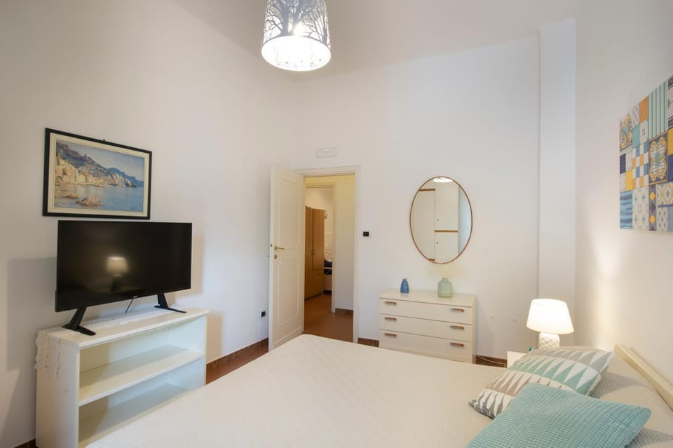 Bed, TV and multimedia, Bedroom