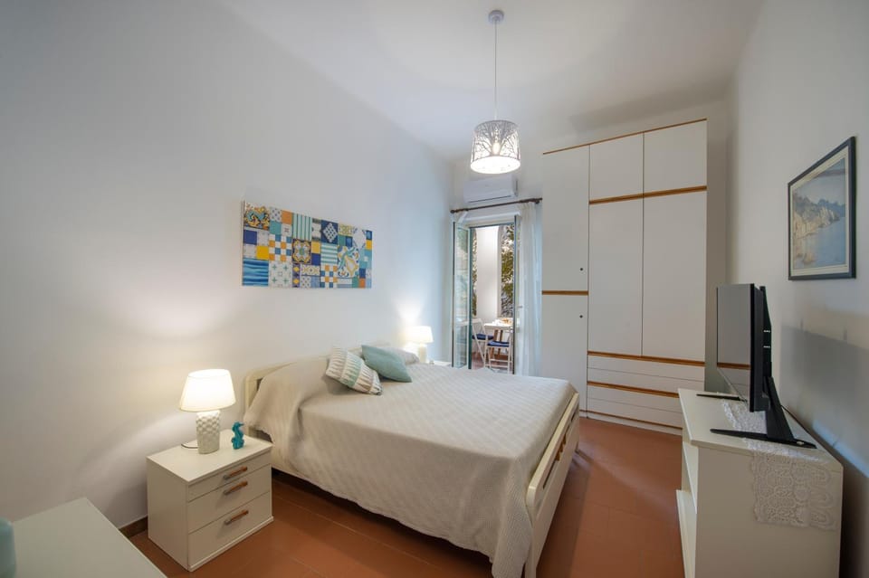 Bed, TV and multimedia, Photo of the whole room