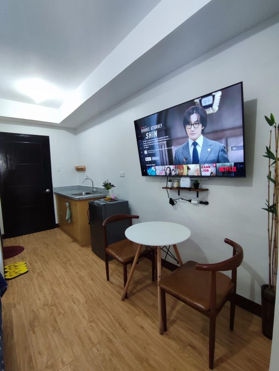 TV and multimedia, Living room, Seating area, Dining area