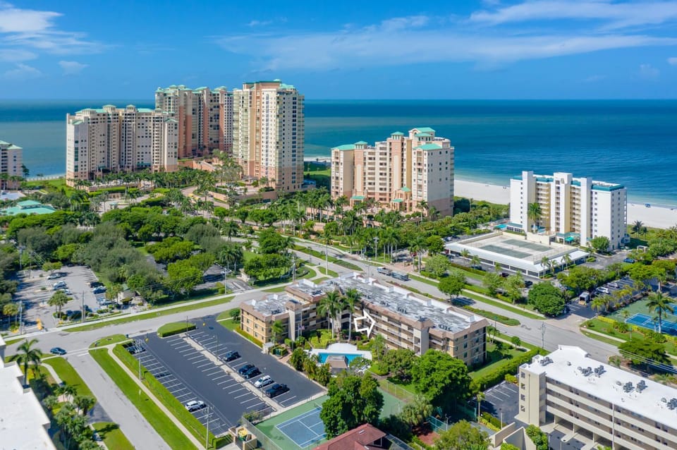 Prime Location I 2 Bed Setup Directly Across Street From South Beach Access Apartment in Marco Island
