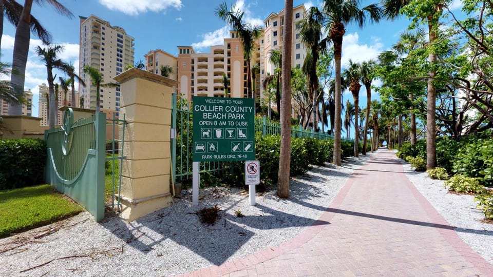 Prime Location I 2 Bed Setup Directly Across Street From South Beach Access Apartment in Marco Island