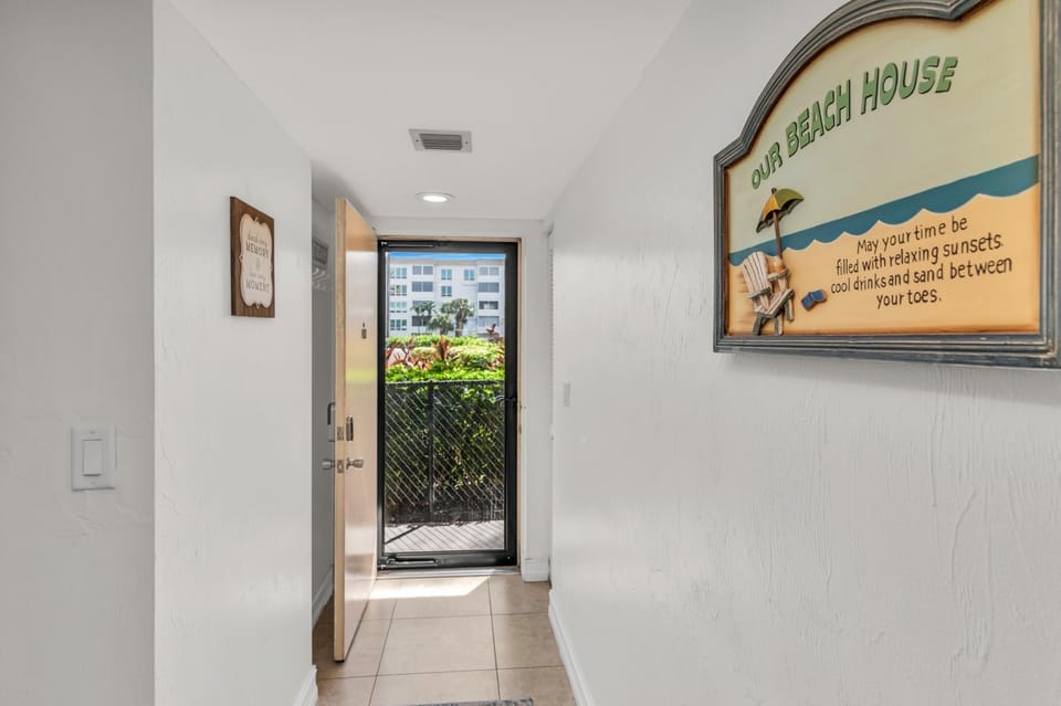 Prime Location I 2 Bed Setup Directly Across Street From South Beach Access Apartment in Marco Island