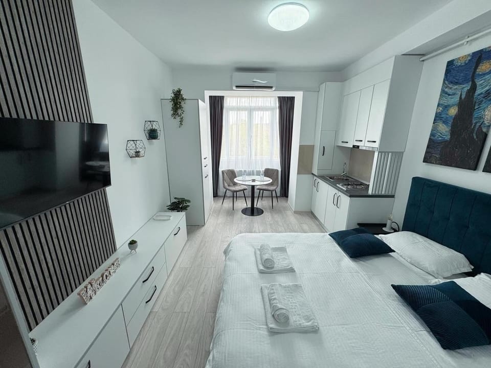 Bed, Photo of the whole room, Seating area, Dining area, Bedroom