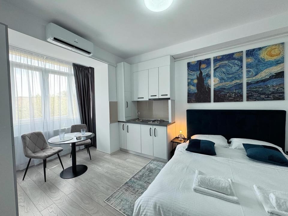 Kitchen or kitchenette, minibar, air conditioner
