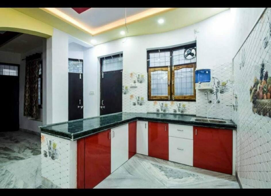 Kitchen or kitchenette, Communal kitchen