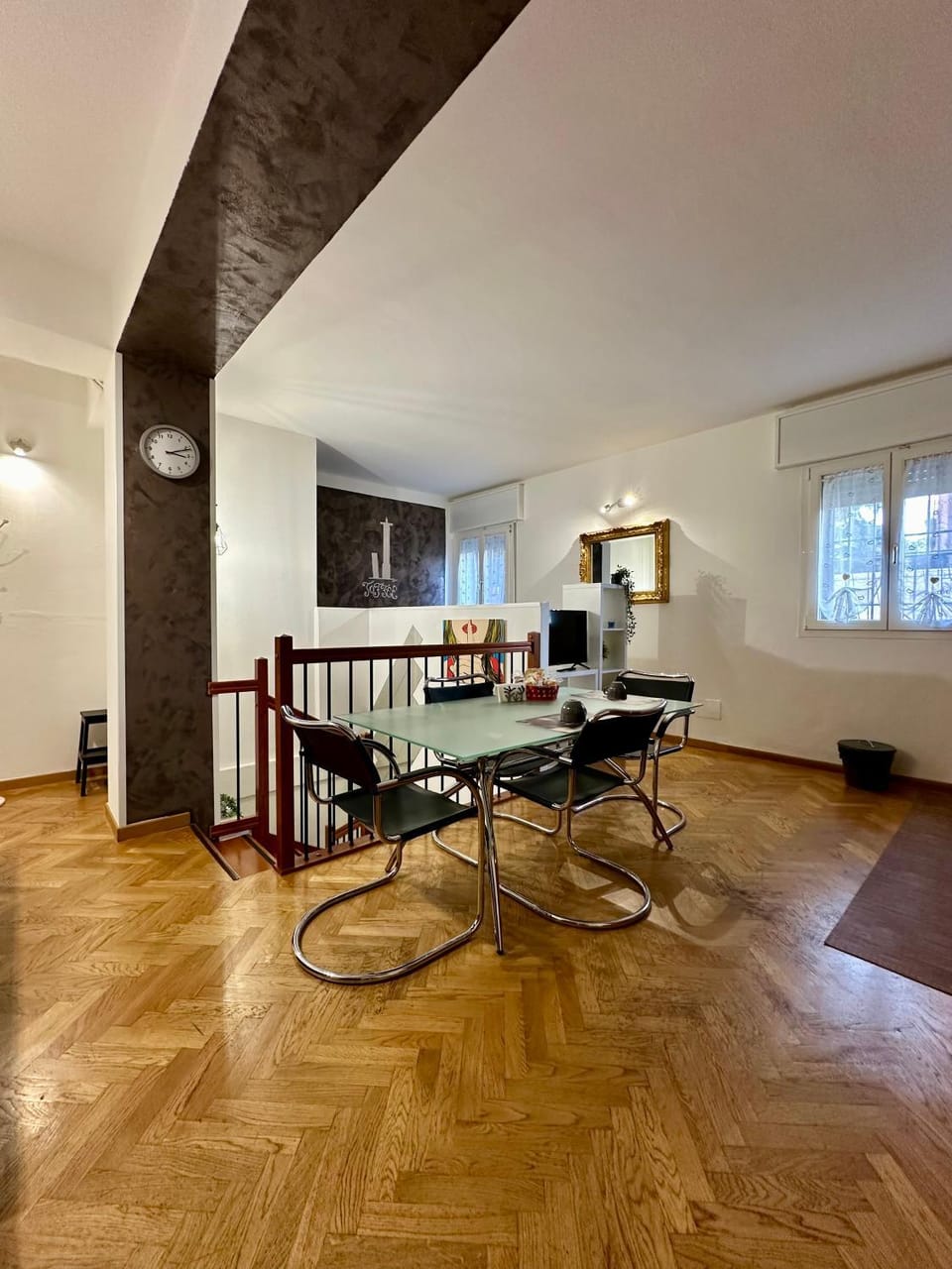 Living room, locker, air conditioner