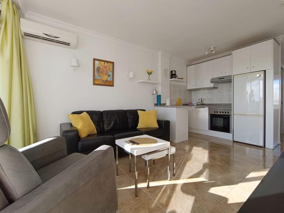 Kitchen or kitchenette, Living room, Seating area, Dining area, pet friendly, stove, air conditioner
