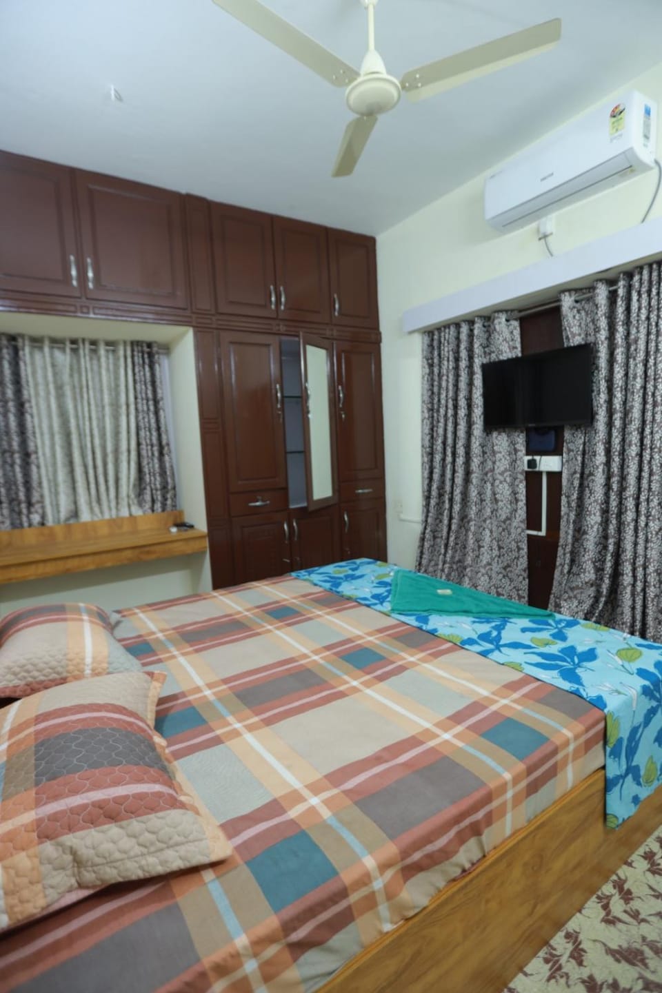 Bed, TV and multimedia, Bedroom