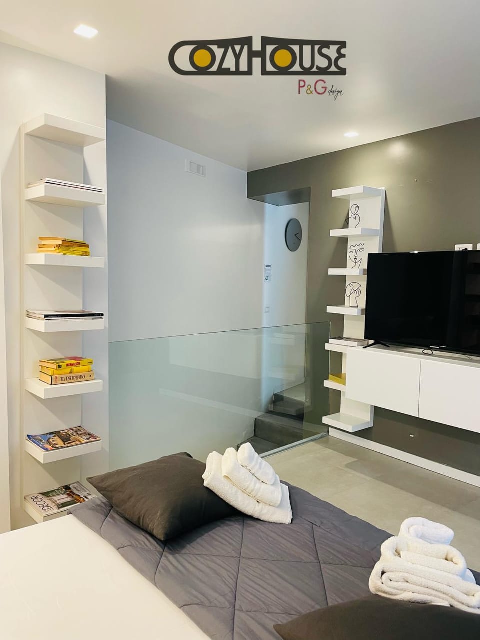 Bed, TV and multimedia, Bedroom
