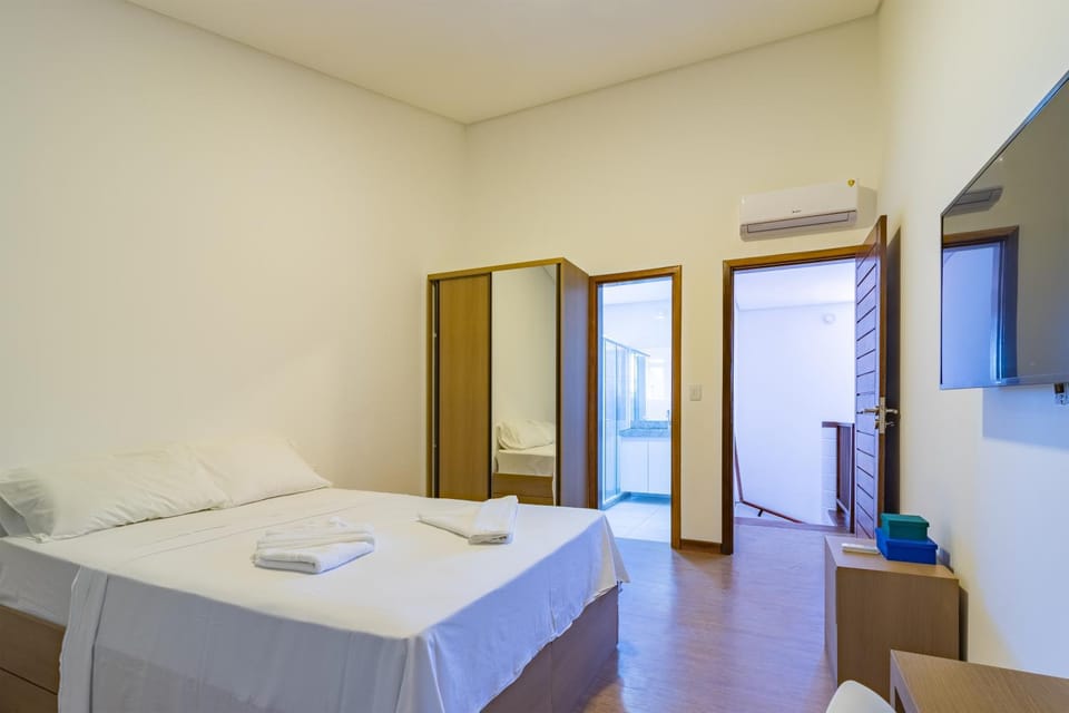 Bed, TV and multimedia, Photo of the whole room, Bedroom, air conditioner