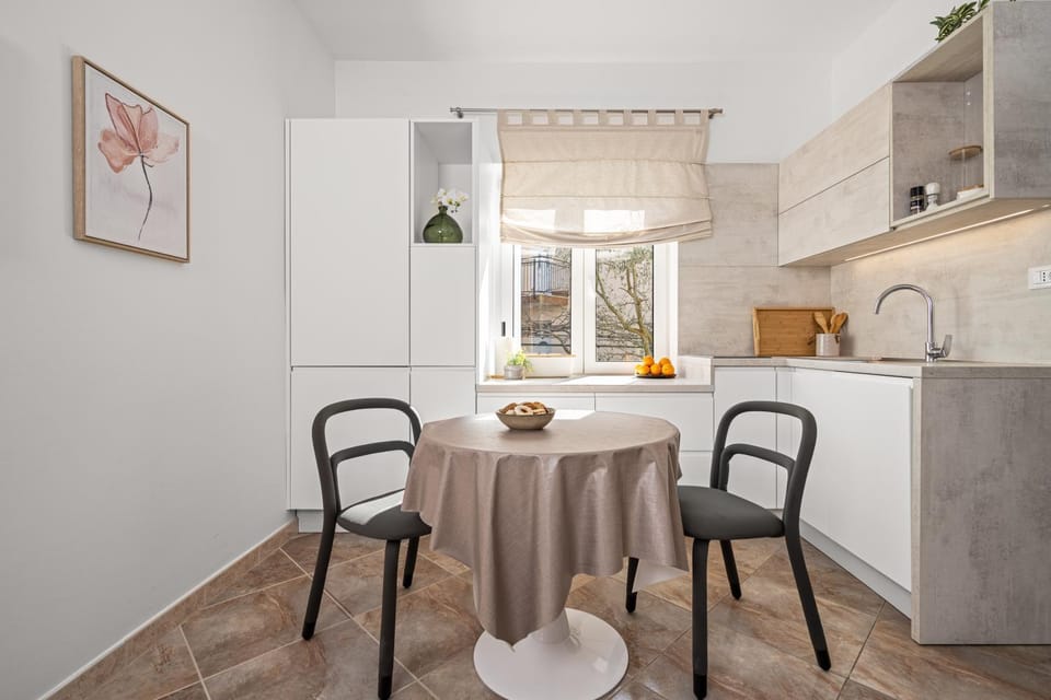 Kitchen or kitchenette, Seating area, Dining area