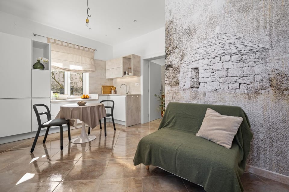 Kitchen or kitchenette, Living room, Seating area, Dining area