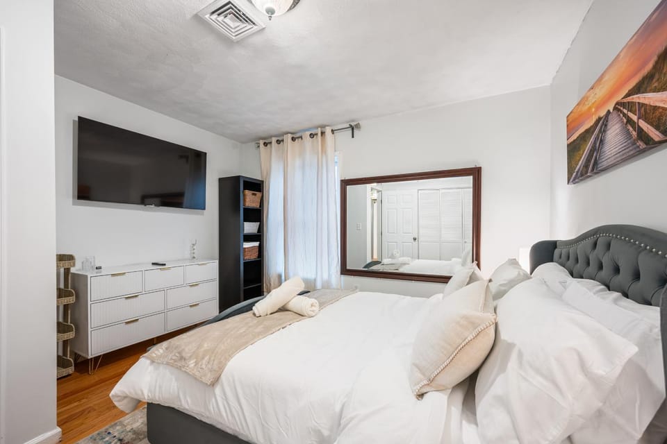Bed, TV and multimedia, Photo of the whole room, Bedroom