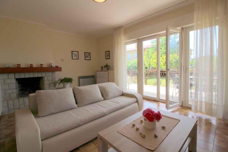 Living room, Seating area, fireplace
