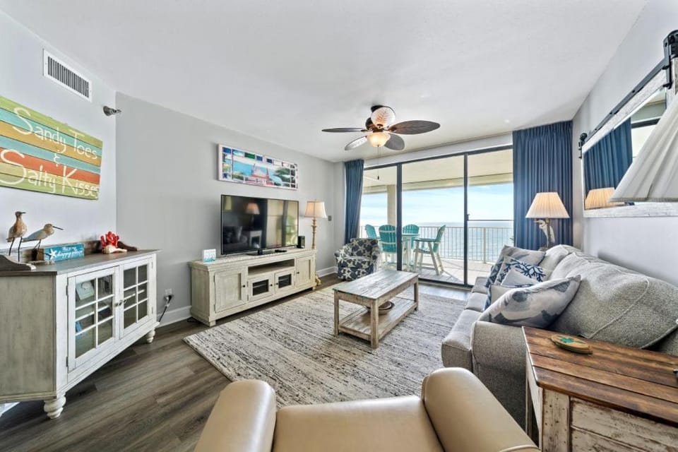 Day, TV and multimedia, View (from property/room), Balcony/Terrace, Living room, Seating area, Sea view, furniture, air conditioner