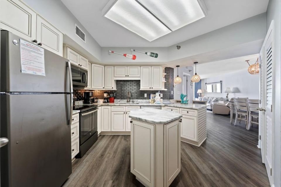 Day, Kitchen or kitchenette, microwave, kitchen, air conditioner