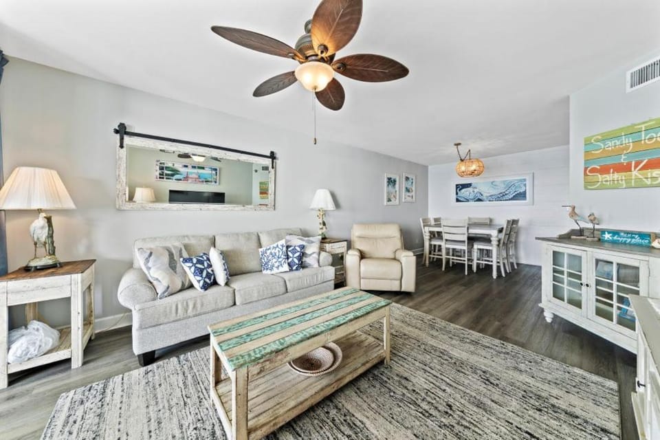 Day, Living room, furniture