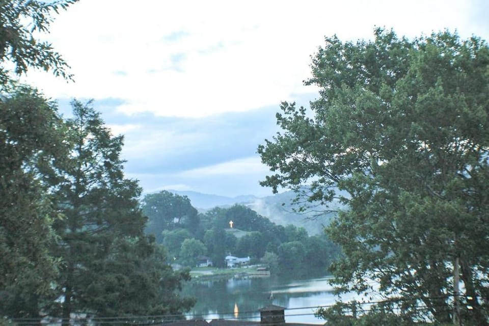 Holler Cottage House in Lake Junaluska