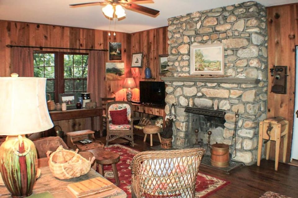 Holler Cottage House in Lake Junaluska