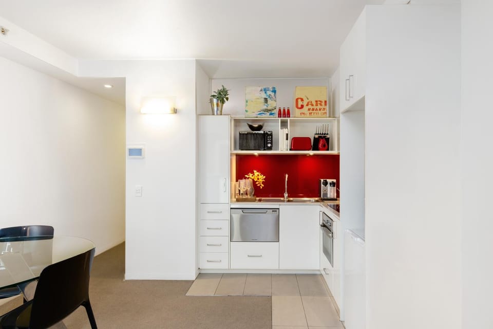 Kitchen or kitchenette, Dining area, minibar, pet friendly, stove, toaster