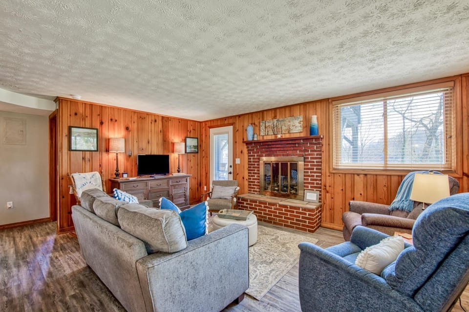 Serenity Hillside Lower Apartment in Lake Junaluska