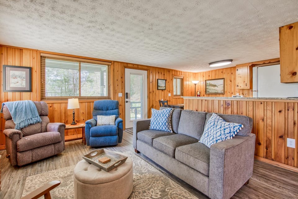 Serenity Hillside Lower Apartment in Lake Junaluska